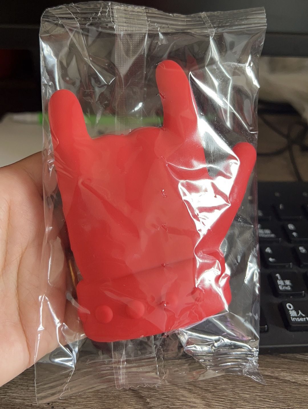 Creative and practical kitchen gadgets Finger shaped pot lid to prevent overflow and elevate the soup spoon rack to prevent soup from overflowing_maomaolike.com