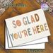 Positive Quote "So Glad You're Here" Painting Poster, Warm Earth-toned Watercolor-style Typography With Smiley Faces Poster, Delivers A Cozy Welcoming_maomaolike.com