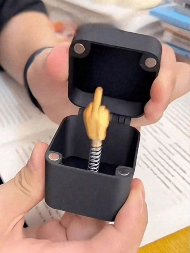 1Pc Surprise Pop-Up Prank Hand Gift Box – Perfect Novelty Toy For Adults! Hilarious Prank Hand Statue Makes A Funny Christmas/Birthday Gift_maomaolike.com