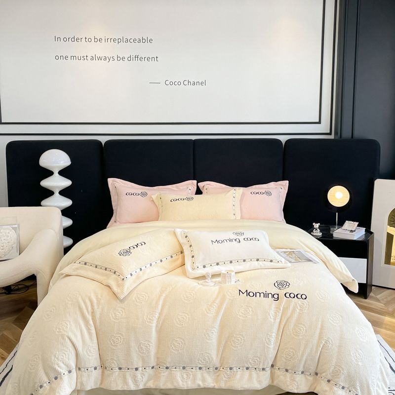 Factory Direct Supply Milk Four-Piece Set Golden Carving Crystal Velvet Autumn Winter New Thickened Warm Bedding_maomaolike.com