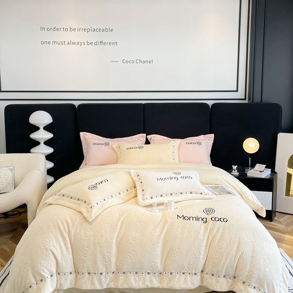Factory Direct Supply Milk Four-Piece Set Golden Carving Crystal Velvet Autumn Winter New Thickened Warm Bedding_maomaolike.com
