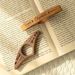 1Pc Personalized Wooden Book Page Holder | Handcrafted Reading Stand With Name Engraving, Ideal Gift For Book Lovers,Modern Wood Tabletop Decor_maomaolike.com