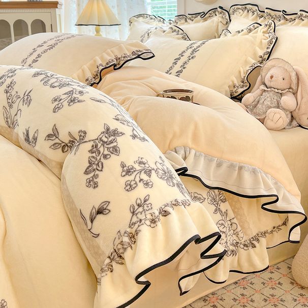 Wholesale French Princess Style Wrinkled Lace Milk Velvet Winter Warm Coral Fleece Flannel Four-Piece Set_maomaolike.com