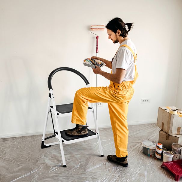 2.75 Feet Folding Step Stool With Iron Frame And Anti-Slip Pedals_maomaolike.com